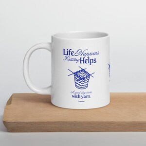 Caneca &quot;A vida acontece, tricotar ajuda&quot;