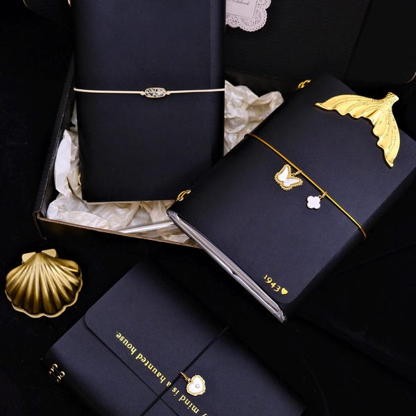 Personlig A5 trefaldig anteckningsbok i vegetabiliskt garvat läder: Påfyllningsbar resejournal - Foliestämpling