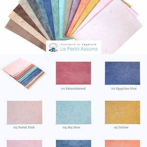 K&ouml;nnte beinhalten: Eine Sammlung farbiger Lederst&uuml;cke, die auf wei&szlig;em Hintergrund aufgef&auml;chert sind. Die Muster zeigen eine Vielzahl von Farben, darunter Rosa, Blau, Gelb und Orange. Der Text "Conceria al Vegetale La Perla Azzurra" ist sichtbar.