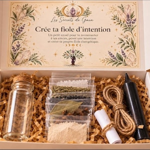 Könnte beinhalten: Eine weiße Geschenkbox mit einer klaren Glasflasche mit Korkverschluss, fünf kleinen Plastiktüten mit verschiedenen Kräutern und Pulvern, einer Rolle braunem Bindfaden, einer gerollten weißen Papierrolle und einer schwarzen Kerze, eingebettet in braunes Füllpapier.