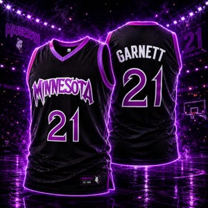 Op de afbeelding: Zwart basketbalshirt met paarse en witte accenten. De voorkant toont "MINNESOTA" en het nummer "21". De achterkant toont "GARNETT" en "21". Het shirt heeft een V-hals en staat tegen een paars verlichte basketbalveld.