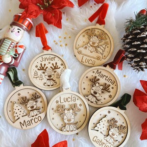 Ornamento natalizio personalizzato a forma di renna | Decorazione natalizia in legno incisa | Regalo per animali domestici/famiglia | Ornamento per albero di Natale