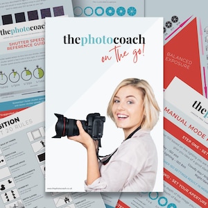 Puede incluir: Un póster promocional de "thephotocoach" con el texto "on the go!" y una mujer sonriente sosteniendo una cámara. El póster incluye consejos de fotografía y guías sobre la velocidad de obturación, la composición y la configuración del modo manual.