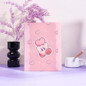Könnte beinhalten: Handgefertigtes Holzschild mit dem Wort "Welcome" in verspielter Schrift. Das weiß lackierte Schild hat einen Used-Look und ist mit einem floralen Design in Rosa- und Grüntönen verziert. Geeignet zum Aufhängen an einer Tür oder Wand.