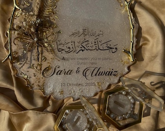 Könnte beinhalten: Ein dekoratives Tablett aus Kunstharz mit goldenen Akzenten und floralen Verzierungen. Das Tablett trägt die Namen "Sara & Alwaiz" und das Datum "12. Oktober 2025". Zwei sechseckige Kerzenhalter mit Perlen sind ebenfalls zu sehen.