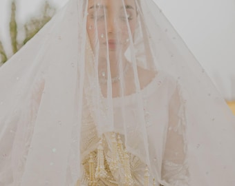 Elegante dupatta nupcial de red suave con perlas dispersas: dupatta minimalista Nikkah / velo de novia clásico para un look nupcial