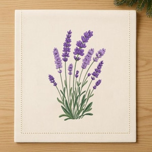 Puede incluir: Un mantel individual color crema con una ilustración detallada de ramitas de lavanda. La lavanda presenta cabezas de flores moradas y tallos y hojas verdes. El mantel individual tiene un borde cosido.
