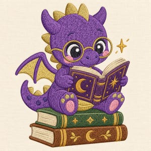 Peut inclure: Un motif brodé représentant un dragon violet avec des ailes dorées et des lunettes rondes, lisant un livre ouvert violet orné d'une lune et d'une étoile dorées. Le dragon est assis sur une pile de deux livres, un vert et un marron, avec des motifs célestes dorés.