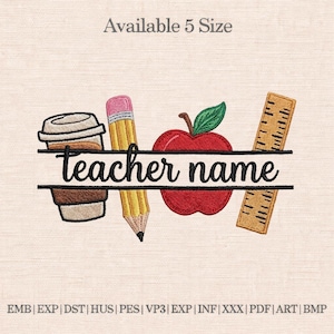 Może przedstawiać: Haftowany wzór z filiżanką kawy, ołówkiem, czerwonym jabłkiem i linijką. Słowa "teacher name" są wyśrodkowane. Tekst "Available 5 Size" znajduje się na górze. Formaty plików haftu są wymienione na dole.