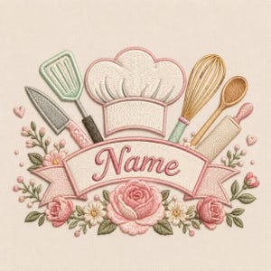Può includere: Un ricamo raffigurante un cappello da chef, una spatola, un coltello, una frusta, un cucchiaio di legno e un mattarello sopra un nastro con la parola Name in corsivo rosa, circondato da rose rosa, piccoli fiori e foglie verdi.
