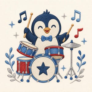 Op de afbeelding: Een geborduurd ontwerp van een vrolijke pinguïn met een blauwe vlinderdas, spelend op een drumstel met rode en blauwe trommels. De basdrum heeft een grote blauwe ster. Muzieknoten en kleine steraccenten omringen de pinguïn op een crèmekleur.