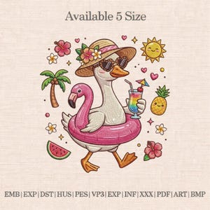 Puede incluir: Diseño bordado de un ganso con gafas de sol y sombrero, flotando en un flotador de flamenco rosa. El ganso sostiene un cóctel y está rodeado de elementos tropicales. Texto: Available 5 Size.