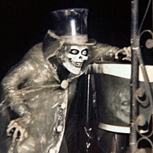 Haunted Mansion Hatbox Ghost Disneyland  Art