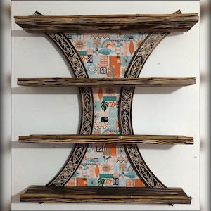 Puede incluir: Estanter&iacute;a de madera de tres niveles con un dise&ntilde;o &uacute;nico que presenta un panel frontal curvo tallado con un dise&ntilde;o estampado de colores. La estanter&iacute;a est&aacute; hecha de madera oscura con un acabado desgastado.
