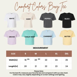 Puede incluir: Ocho camisetas boxy en blanco, marfil, pimienta, negro, orqu&iacute;dea, menta tiza, chambray y mantequilla. Una tabla de tallas muestra anchos de 46,36 a 66,04 cm y largos de 50,8 a 60,96 cm para las tallas de la S a la 2XL.