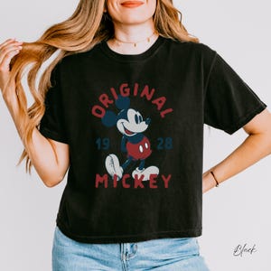 Camiseta Comfort Colors Original Mickey Mouse Boxy, Disney Mickey 1928 Crop, Camiseta Retro Disney Trip, Mickey & Co Boxy Crop imagen 7