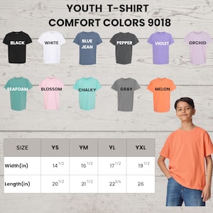 Peut inclure: Un t-shirt pour jeunes de couleur melon est pr&eacute;sent&eacute; par un jeune. L'image affiche un tableau des tailles avec des mesures en pouces pour la largeur et la longueur. Diverses couleurs de t-shirts sont pr&eacute;sent&eacute;es, dont noir, blanc, bleu jean, poivre, violet, orchid&eacute;e, mousse de mer, blossom, chalky et gris.