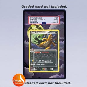 K&ouml;nnte beinhalten: Eine Dark Dragonite Pok&eacute;mon-Karte in einem Schutzgeh&auml;use. Die Karte hat einen gelben Rand und eine Drachenillustration. Das Geh&auml;use hat ein PSA-Etikett mit Seriennummer und Bewertung.