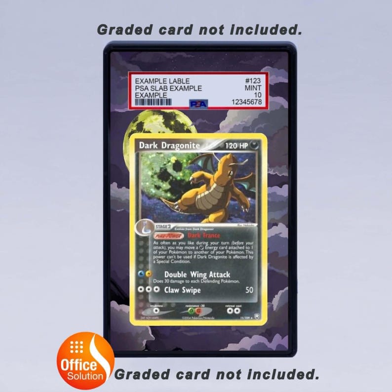 K&ouml;nnte beinhalten: Eine Dark Dragonite Pok&eacute;mon-Karte in einem Schutzgeh&auml;use. Die Karte hat einen gelben Rand und eine Drachenillustration. Das Geh&auml;use hat ein PSA-Etikett mit Seriennummer und Bewertung.