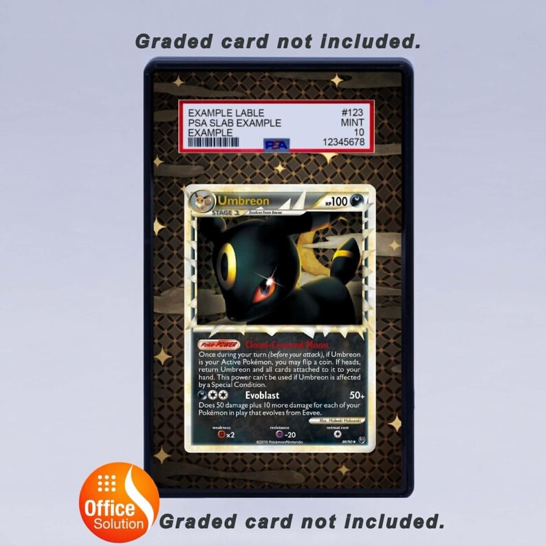 K&ouml;nnte beinhalten: Eine bewertete Umbreon-Pok&eacute;mon-Karte in einer Schutzh&uuml;lle. Die Karte zeigt ein schwarzes Umbreon mit gelben Akzenten. Das Geh&auml;use hat ein Etikett mit Beispielinformationen und eine PSA-Note. Der Text "Bewertete Karte nicht enthalten" ist sichtbar.