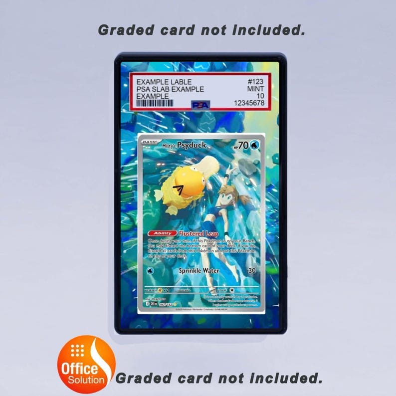 Op de afbeelding: Een gegradueerde kaarthouder met een Pok&eacute;mon-verzamelkaart. De kaart toont een Psyduck-illustratie met de tekst "Flustered Leap" en "Sprinkle Water". De houder heeft een label met de tekst "EXAMPLE LABLE" en "PSA SLAB EXAMPLE".