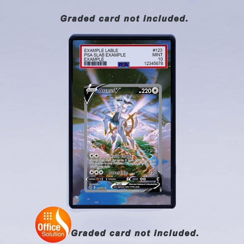 Może przedstawiać: Karta Pok&eacute;mon w czarnym etui. Karta przedstawia Arceus V, z tekstami "Trinity Charge" i "Power Edge". Etui posiada etykietę z napisami "EXAMPLE LABLE" i "PSA SLAB EXAMPLE".