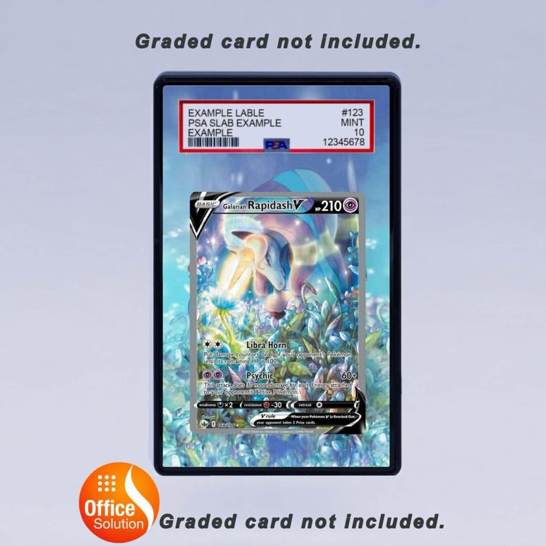 Może przedstawiać: Gradowany uchwyt na karty z kartą kolekcjonerską Pok&eacute;mon w środku. Karta przedstawia Galarian Rapidash V z tekstem "Libra Horn" i "Psychic". Uchwyt ma czarną ramkę z tekstem "EXAMPLE LABLE" i "PSA SLAB EXAMPLE".
