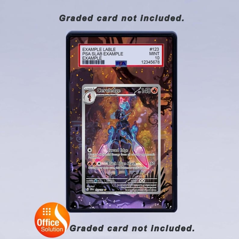 Pu&ograve; includere: Un porta carte classificato con una carta Pok&eacute;mon all'interno. La carta presenta Ceruledge, un personaggio con un design nero e rosa. Il porta carte ha un'etichetta con informazioni di esempio.