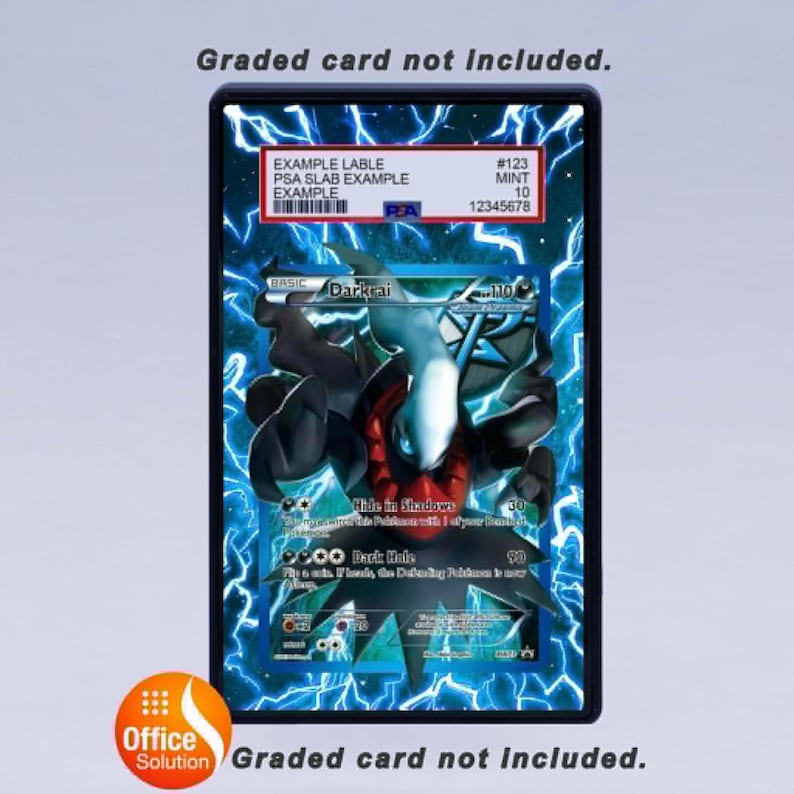 K&ouml;nnte beinhalten: Eine bewertete Sammelkarte mit dem Pok&eacute;mon-Charakter Darkrai, eingeschlossen in einer Schutzh&uuml;lle. Die Karte hat ein blaues und wei&szlig;es Design mit Blitzakzenten. Die Karte ist mit einer PSA-Note und einer Seriennummer versehen.