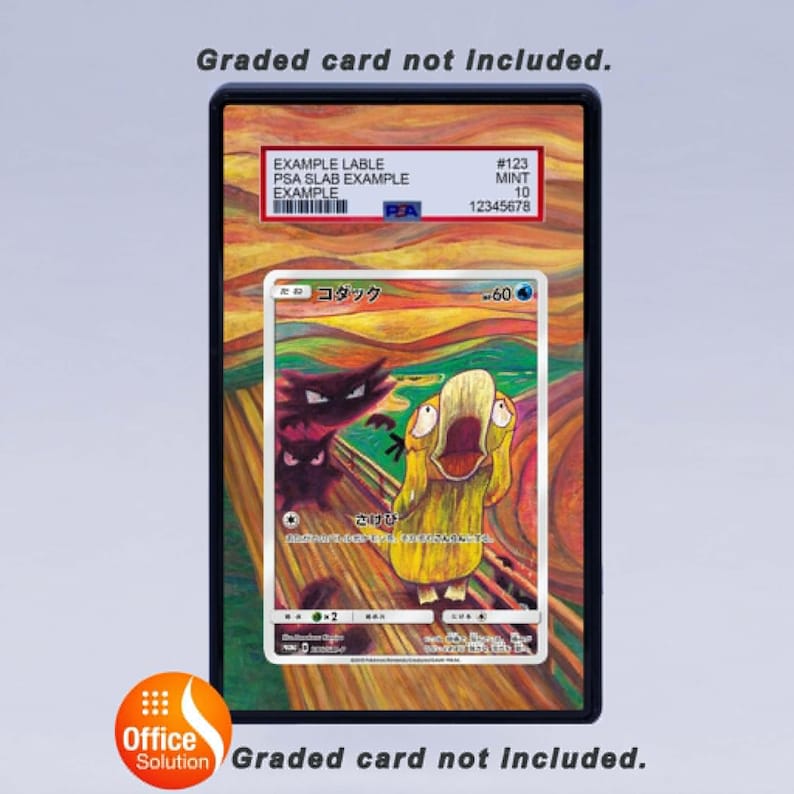 Pu&ograve; includere: Una carta Pok&eacute;mon incorniciata, raffigurante un personaggio giallo a forma di anatra, ispirata a "L'Urlo" di Edvard Munch. La cornice include un'etichetta PSA con dettagli come un grado di 10. La carta &egrave; in una custodia protettiva.