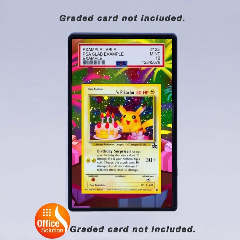 Pu&ograve; includere: Una carta Pok&eacute;mon valutata con Pikachu a tema compleanno, racchiusa in una lastra protettiva. L'etichetta e il numero di serie sono visibili. Il testo "Graded card not included" &egrave; visualizzato.