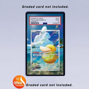 Pode incluir: Um suporte de cart&atilde;o graduado com um cart&atilde;o de negocia&ccedil;&atilde;o Pok&eacute;mon dentro. O cart&atilde;o apresenta um personagem Psyduck amarelo em uma cena aqu&aacute;tica. O suporte tem um r&oacute;tulo com texto e n&uacute;meros. O texto "Graded card not included" tamb&eacute;m est&aacute; presente.