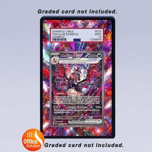 K&ouml;nnte beinhalten: Eine bewertete Sammelkarte mit einer Charizard EX-Illustration, eingeschlossen in einem Schutzgeh&auml;use. Die Karte hat einen farbenfrohen Hintergrund und enth&auml;lt Text wie "EXAMPLE LABLE" und "MINT 10". Der Text "Graded card not included" ist ebenfalls vorhanden.