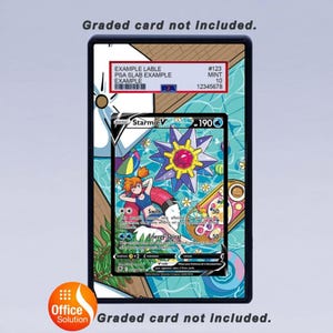 Puede incluir: Un soporte para cartas clasificadas con una carta coleccionable de Pok&eacute;mon con Starmie V. La carta tiene una ilustraci&oacute;n colorida de un personaje en una piscina. El soporte incluye una etiqueta con informaci&oacute;n de ejemplo y una calificaci&oacute;n PSA.
