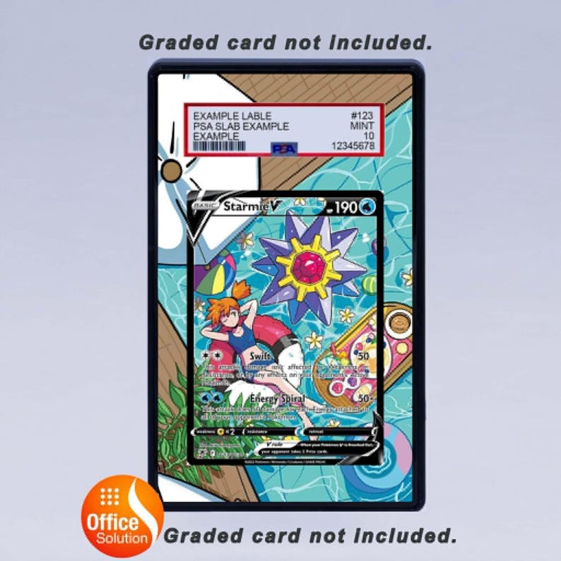 Puede incluir: Un soporte para cartas clasificadas con una carta coleccionable de Pok&eacute;mon con Starmie V. La carta tiene una ilustraci&oacute;n colorida de un personaje en una piscina. El soporte incluye una etiqueta con informaci&oacute;n de ejemplo y una calificaci&oacute;n PSA.