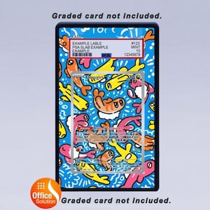 Peut inclure: Un &eacute;tui bleu pour carte avec un motif de dessin anim&eacute; color&eacute;, contenant une carte &agrave; collectionner class&eacute;e. La carte pr&eacute;sente un graphique Tatsugiri. Le support porte le texte "EXAMPLE LABLE PSA SLAB EXAMPLE EXAMPLE #123 MINT 10 12345678".