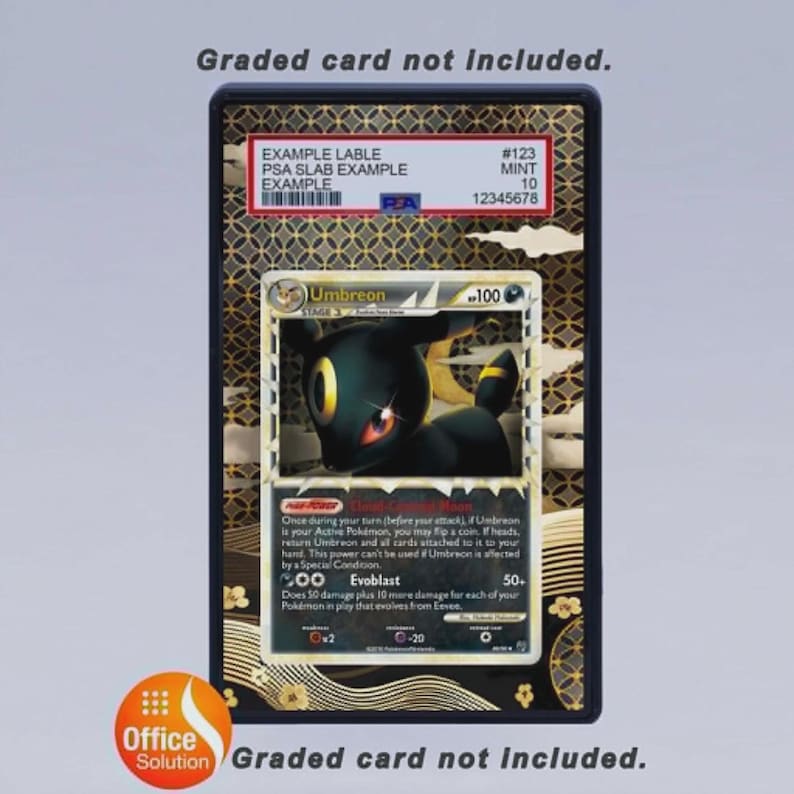 K&ouml;nnte beinhalten: Eine bewertete Umbreon-Pok&eacute;mon-Karte in einer Schutzh&uuml;lle. Die Karte zeigt eine schwarze Umbreon-Illustration mit der Nummer 100. Das Geh&auml;use hat einen gold-schwarzen gemusterten Rand mit dem Text "Bewertete Karte nicht enthalten."