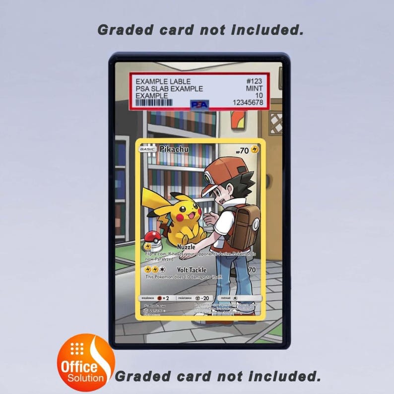 Puede incluir: Una carta Pok&eacute;mon Pikachu calificada en una funda protectora. La carta presenta un personaje Pikachu amarillo y un entrenador. La funda tiene una etiqueta con informaci&oacute;n de ejemplo y una calificaci&oacute;n PSA. El texto "Carta calificada no incluida" es visible.