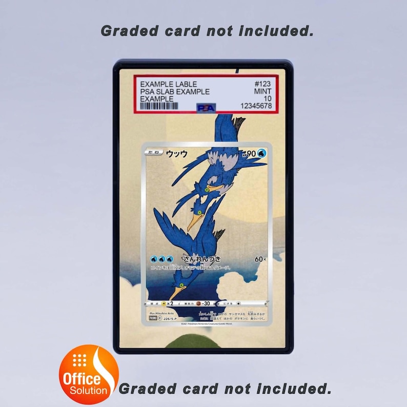 Puede incluir: Una tarjeta calificada en una funda negra con el texto "EXAMPLE LABLE" y "PSA SLAB EXAMPLE". La tarjeta presenta una ilustraci&oacute;n de un p&aacute;jaro azul con texto japon&eacute;s. Tambi&eacute;n est&aacute; presente el texto "Graded card not included".