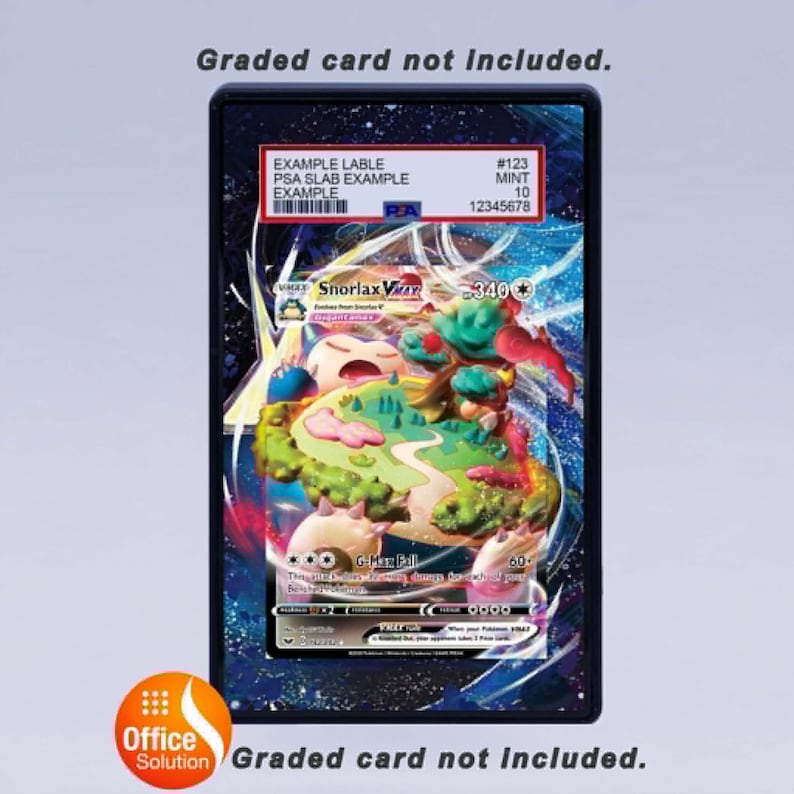 Puede incluir: Una tarjeta coleccionable graduada con una colorida ilustraci&oacute;n de un personaje Pok&eacute;mon Snorlax V. La tarjeta est&aacute; dentro de un soporte protector negro con una etiqueta que muestra informaci&oacute;n de ejemplo y una calificaci&oacute;n PSA de 10. Tambi&eacute;n se ve el texto "Tarjeta graduada no incluida".