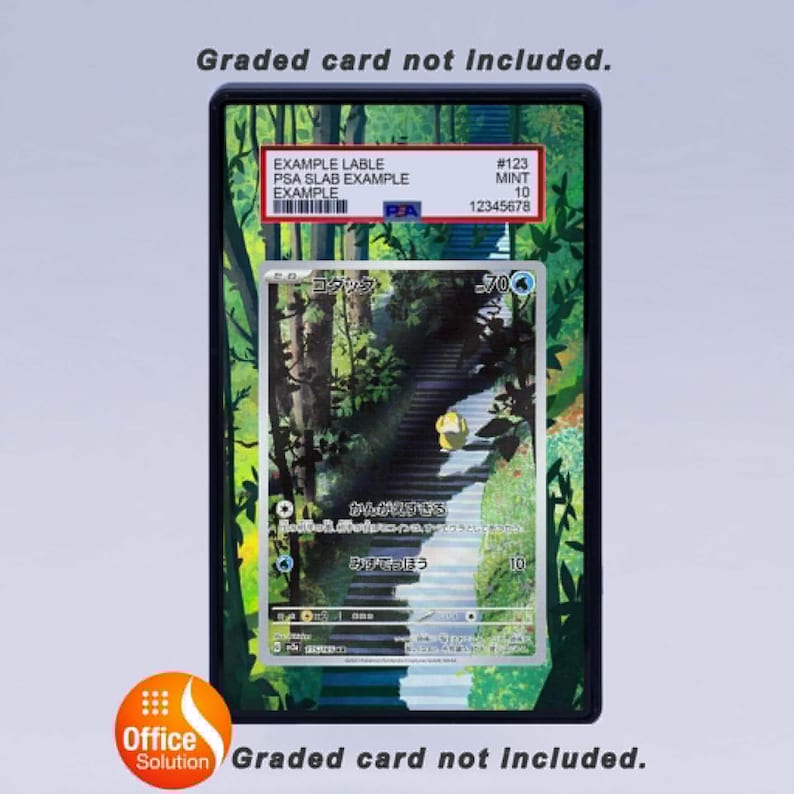 Pu&ograve; includere: Una carta valutata in una custodia protettiva. La carta presenta testo giapponese e un'illustrazione di un sentiero attraverso una foresta. La custodia ha un'etichetta con il testo "EXAMPLE LABLE" e altri dettagli. &Egrave; presente anche il testo "Graded card not included".