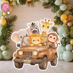 Op de afbeelding: Een digitale illustratie van een bruine safari jeep gevuld met cartoon dieren: een leeuw, een zebra, een giraf, een olifant en een aap. De jeep heeft de tekst "SAFARI-01" op de voorkant. De achtergrond bevat ballonnen en tropisch gebladerte.