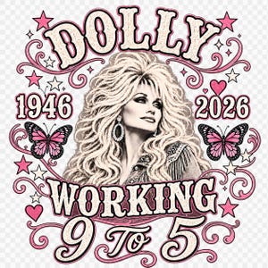Puede incluir: Un diseño gráfico que presenta un retrato de Dolly Parton con cabello rubio voluminoso, rodeado de mariposas, estrellas y corazones rosas. El texto dice DOLLY, 1946, 2026, WORKING y 9 TO 5 en una fuente decorativa con efecto brillante.