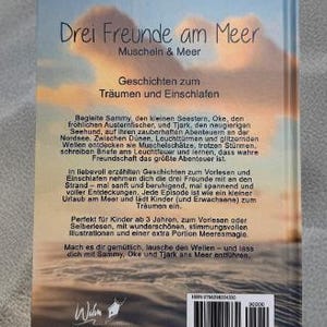 以下が含まれることがあります： Jantken Kirchhoffの「Drei Freunde am Meer」（海の三人の友達）というタイトルの本の裏表紙。表紙はドイツ語のテキストが入った海の風景が特徴です。この本は、ヒトデのサミー、カキ漁師のオーケ、アザラシのジャークと一緒に、北海での冒険について書かれています。