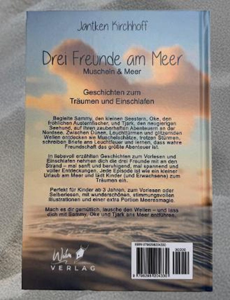 以下が含まれることがあります： Jantken Kirchhoffの「Drei Freunde am Meer」（海の三人の友達）というタイトルの本の裏表紙。表紙はドイツ語のテキストが入った海の風景が特徴です。この本は、ヒトデのサミー、カキ漁師のオーケ、アザラシのジャークと一緒に、北海での冒険について書かれています。