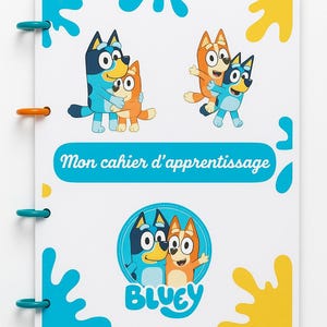 Peut inclure: Un cahier à spirales avec des illustrations de Bluey et Bingo, les chiens de dessin animé. La couverture porte l'inscription "Mon cahier d'apprentissage" et le mot "Bluey". Le cahier a des accents bleus et oranges.