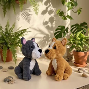 Puede incluir: Una taza de cerámica blanca con un asa negra y el texto "But First, Coffee" en negrita negra. La taza está sobre una superficie de madera. La taza mide aproximadamente 10 cm de alto.