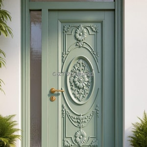 Porta principal em estilo europeu com painel decorativo detalhado.