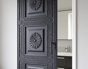 Puerta corredera artesanal de madera maciza con medallones triples de rayos de sol – Acabado negro mate