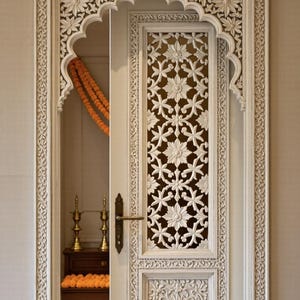 Porte fleurie blanche Heritage avec cadre en arc moghol